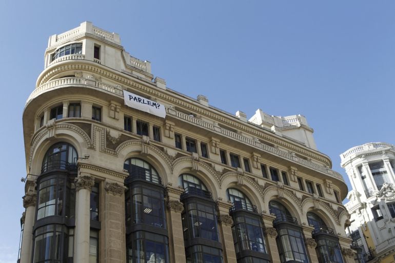 Letrero que ha puesto la agencia de publicidad Sra. Rushmore en la fachada de su sede, en Gran Vía.