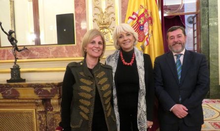 María José García Pelayo, Teófila Martínez y Alfonso Candón posan en el Congreso