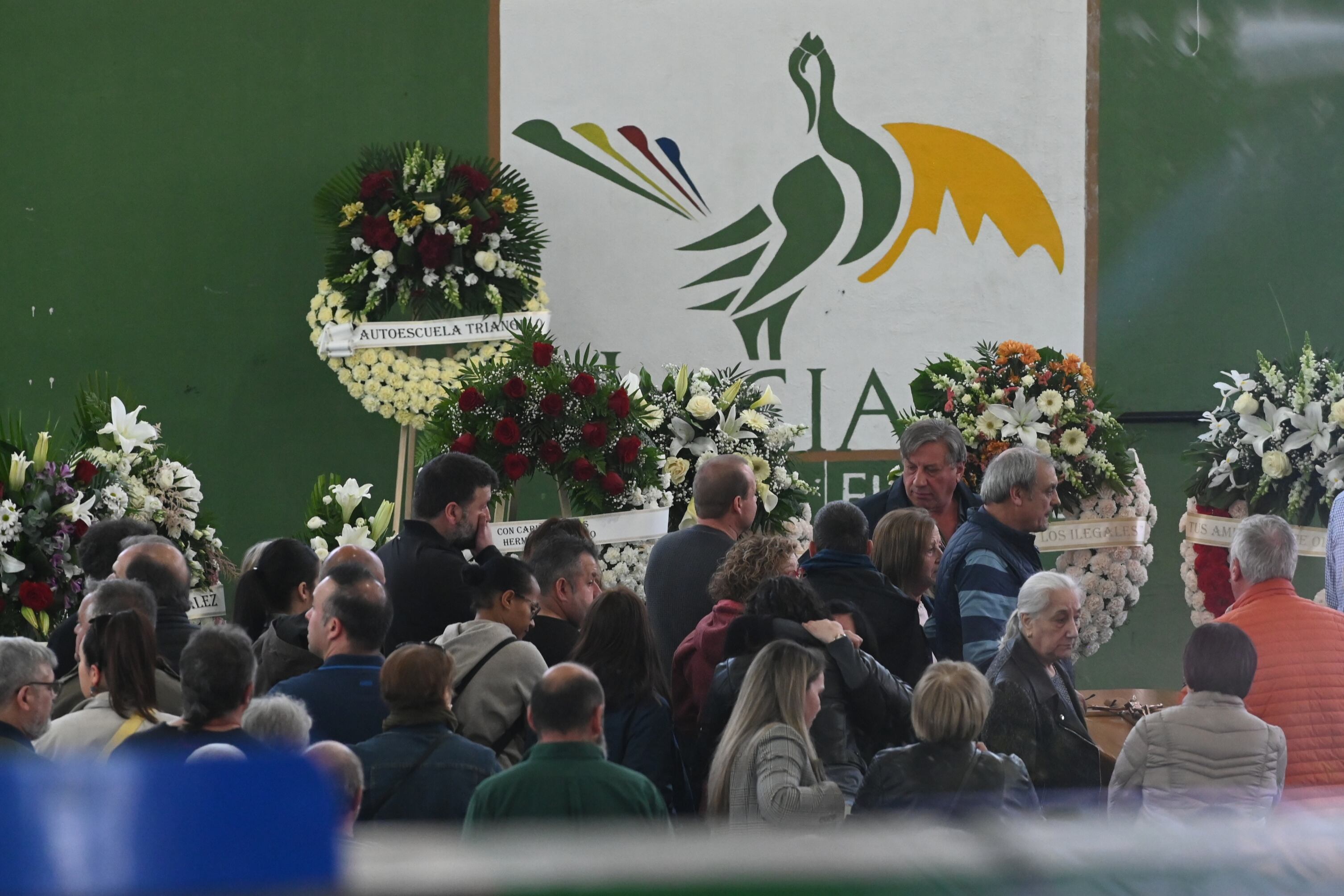 VILLABLINO (LEÓN) 01/04/2025.- Familiares y amigos asisten a la capilla ardiente este martes en el polideportivo municipal de Villablino (León) de cuatro de los cinco minero que ayer lunes perdieron la vida en la explosión en una mina de Cerredo (Asturias) . EFE/J.Casares
