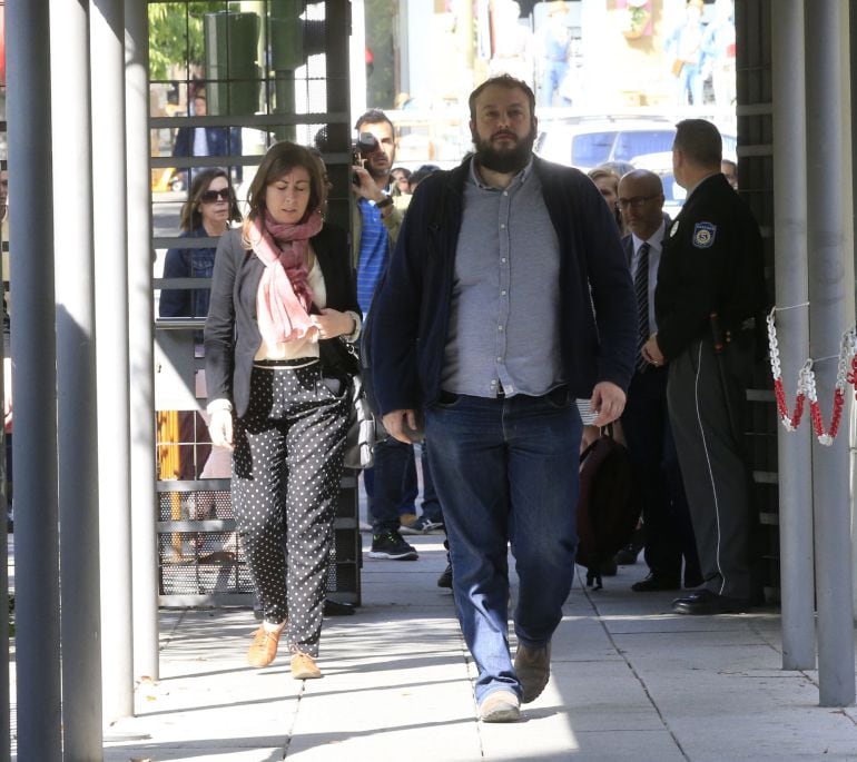 GRA009. MADRID, 03-06-2016.- El concejal del Ayuntamiento de Madrid Guillermo Zapata, a su llegada hoy al Juzgado de lo penal número 14 de Madrid, donde será procesado junto a otros tres activistas por un presunto delito de usurpación en la ocupación del 