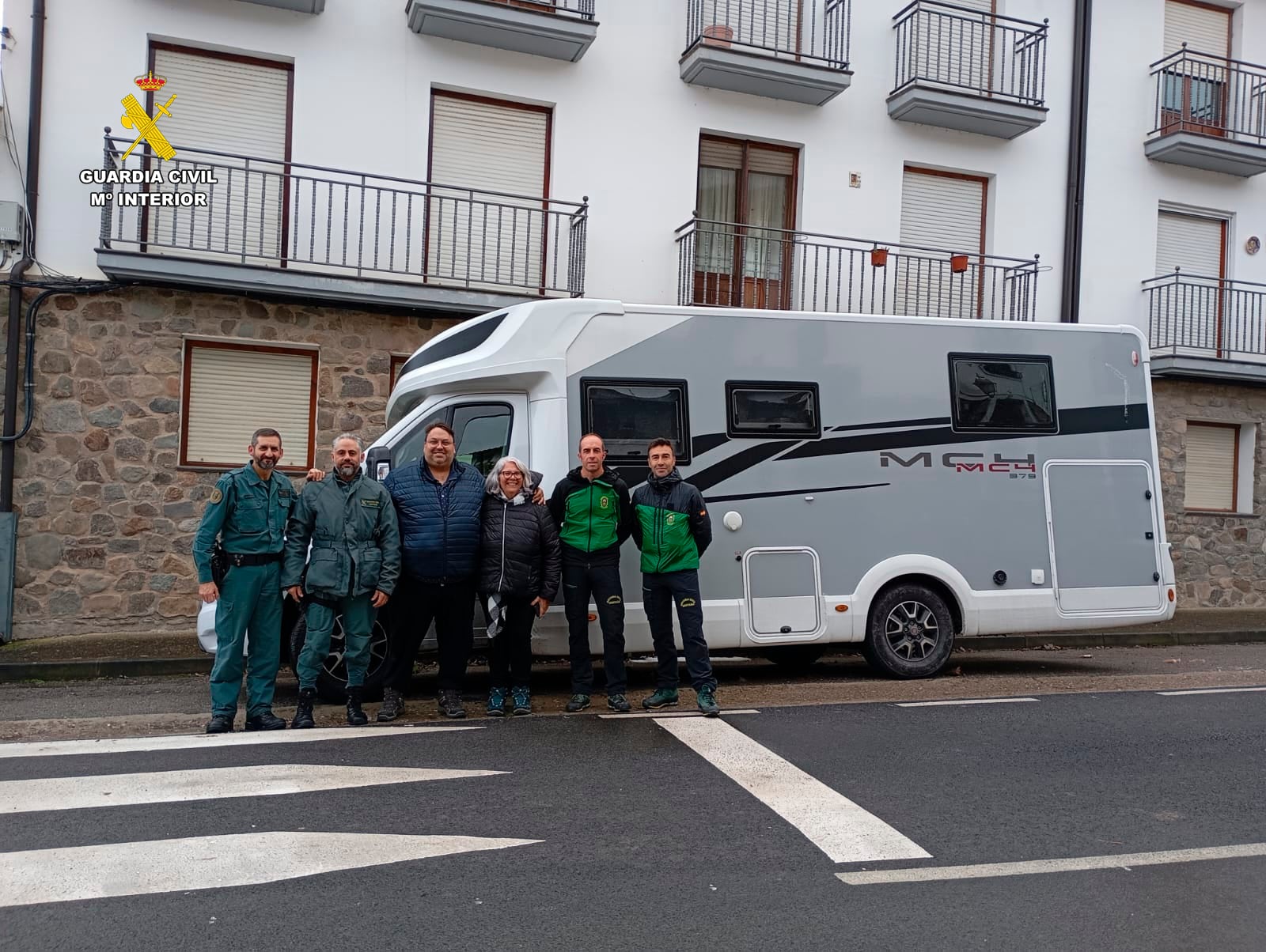 La Guardia Civil auxilia a una autocaravana atrapada en la nieve en La Rioja