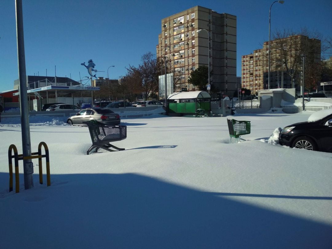 Vista general del aparcamiento en superficie de un Mercadona en la localidad madrileña de Fuenlabrada