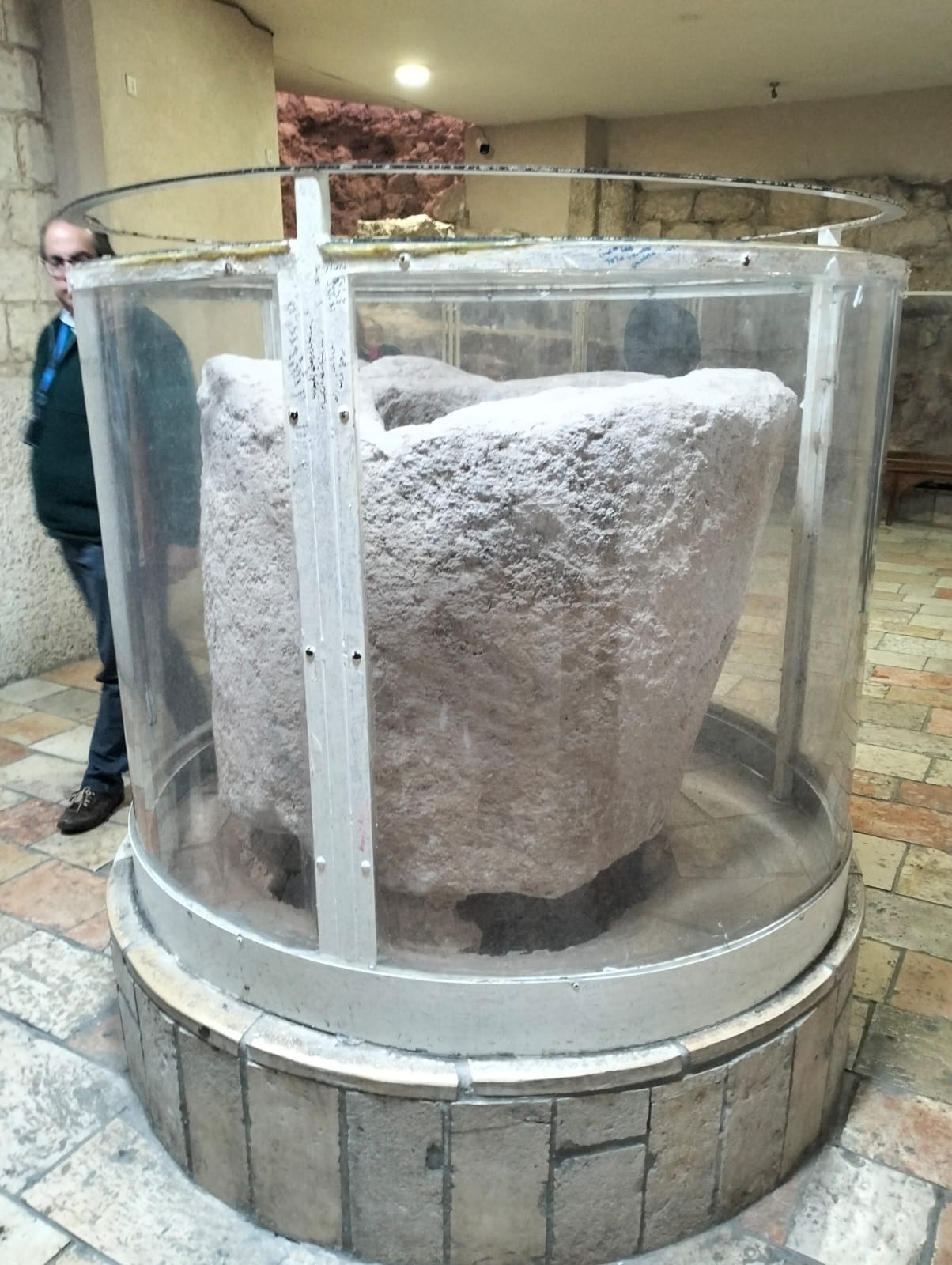 Una de las tinajas con más de dos milenios que se conservan en Caná de Galilea