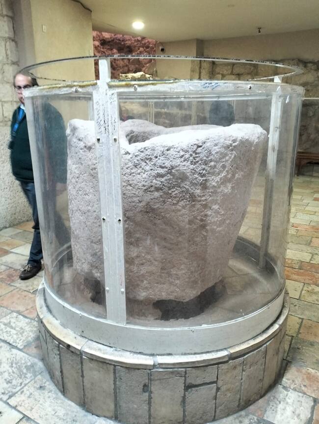Una de las tinajas con más de dos milenios que se conservan en Caná de Galilea
