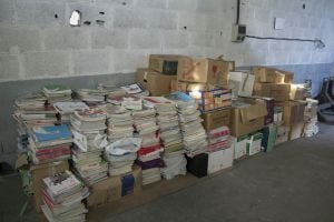 Algunos de los libros de texto usados que permanecen almacenados en una nave de la Federación de Padres y Madres de alumnos de Vigo.