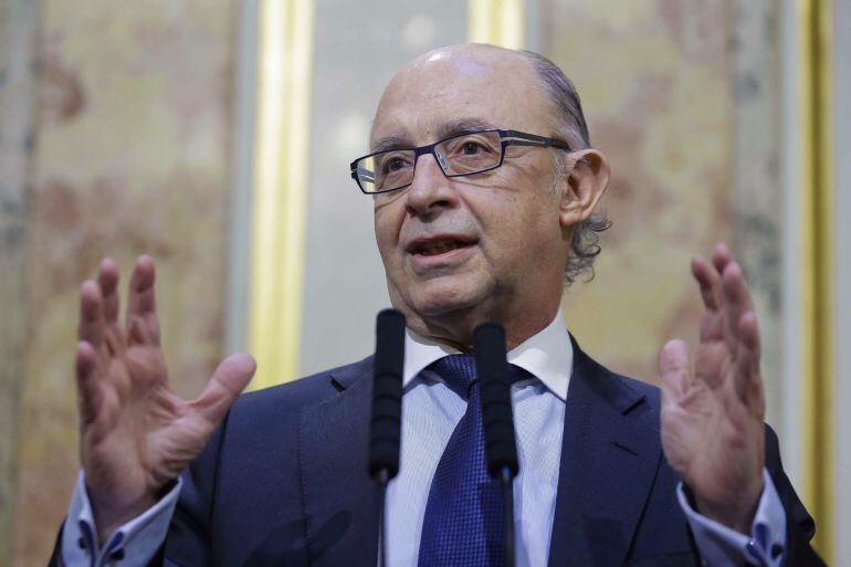 El ministro de Hacienda, Cristóbal Montoro, durante su comparecencia en el Pleno del Congreso, donde ha mostrado hoy su confianza en que el año próximo sea más positivo en términos de recuperación de bienestar y de empleo, &quot;como así espera una mayoría de 