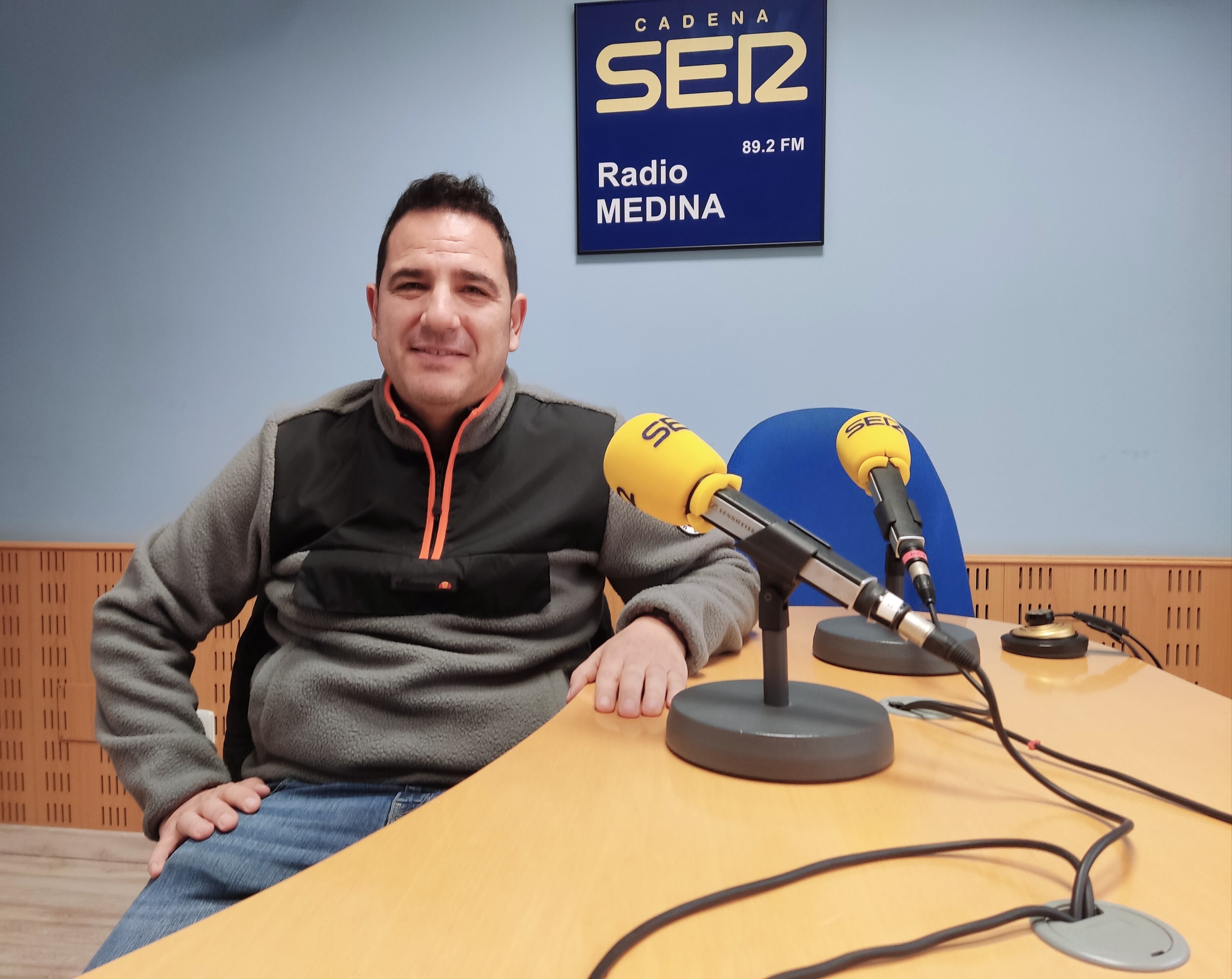 Alberto Rodilana visita los estudios de Radio Medina Cadena SER