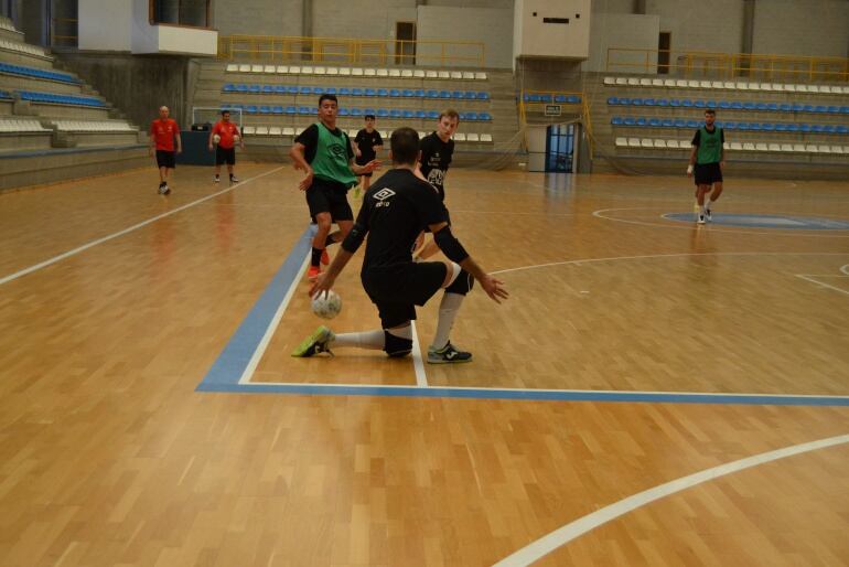 La plantilla del Santiago Futsal continúa con su trabajo de pretemporada en Santa isabel