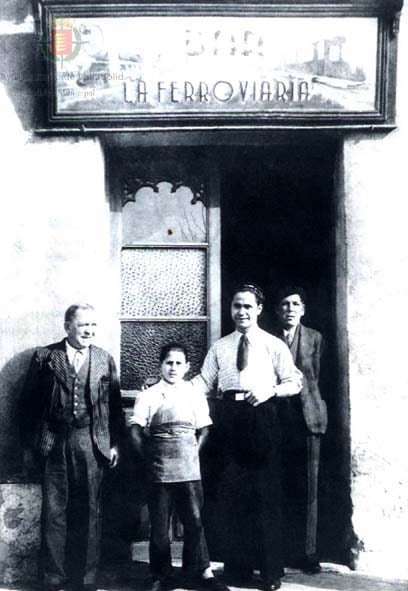 Imagen de la puerta del bar La Ferroviaria, en Valladolid, en la década de los años 60.