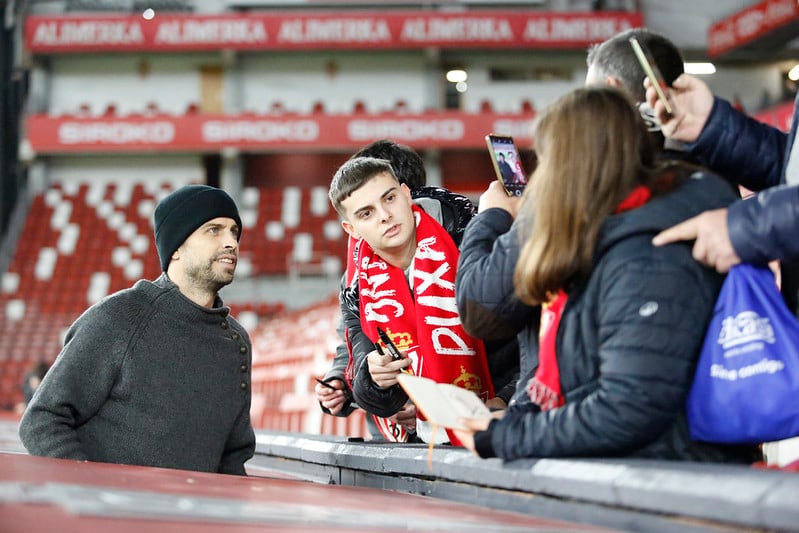 Gerard Piqué va ser el centre de totes les mirades a Gijón