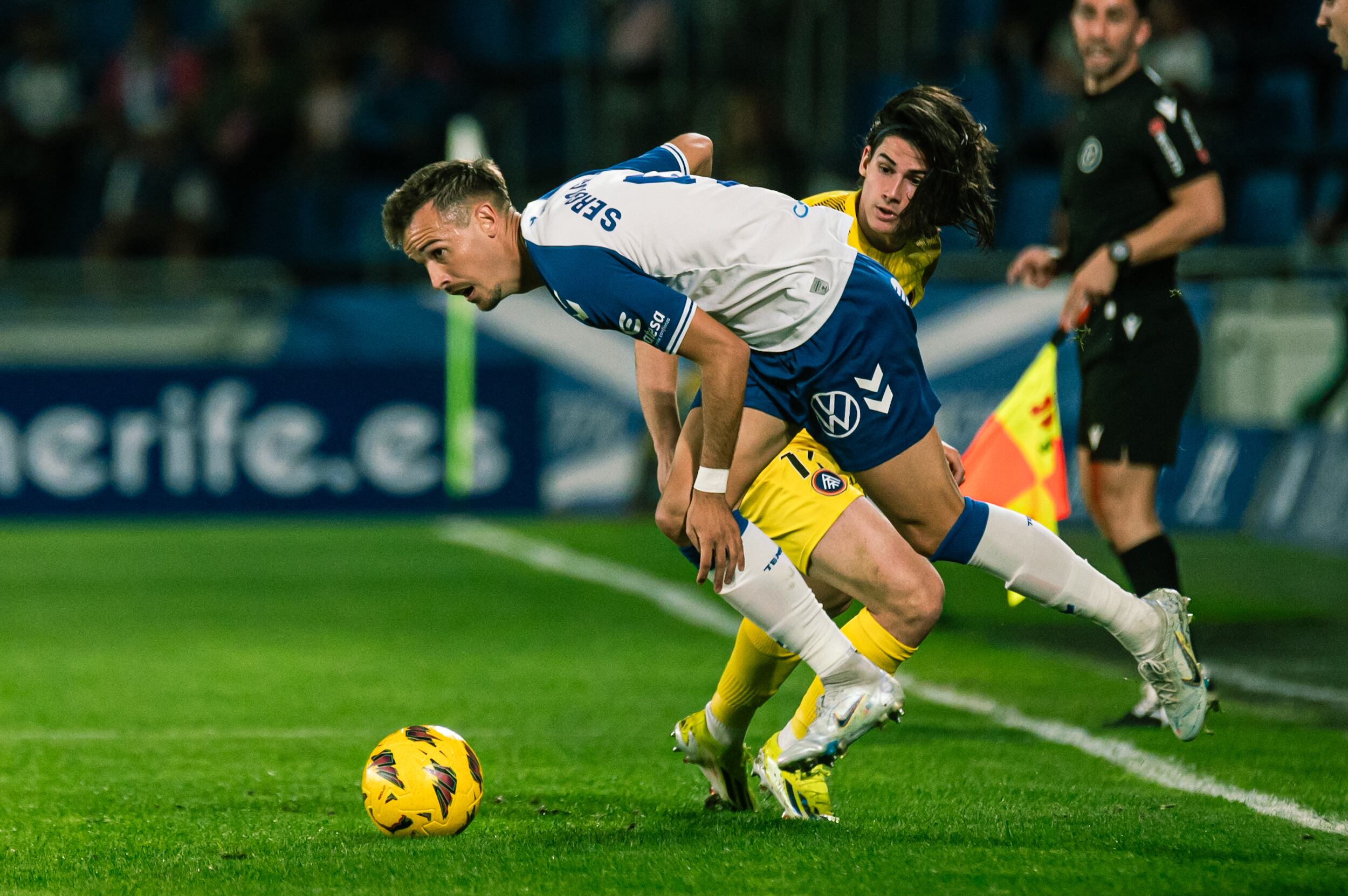 L&#039;extrem del FC Andorra Alex Calvo lluita per la pilota amb el defensa tinerfeny Sergio González