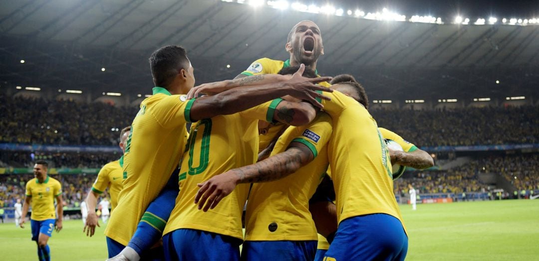 Los jugadores de Brasil celebran la victoria en la Copa América