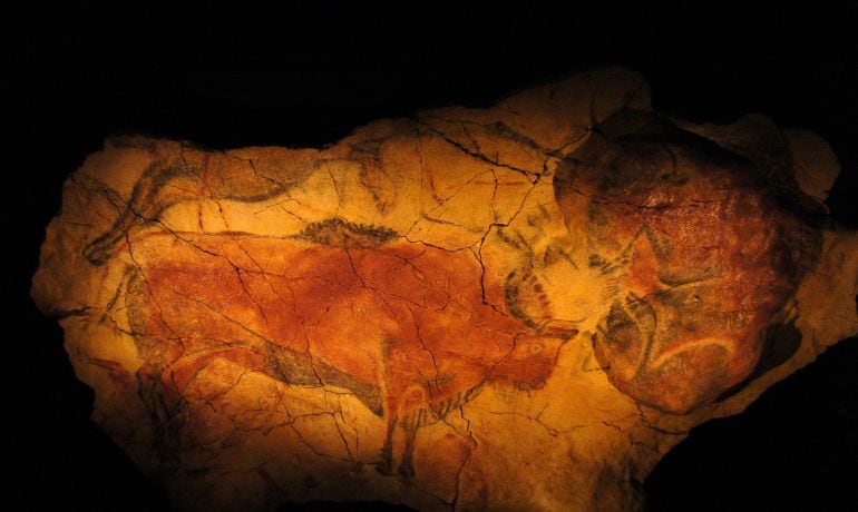 Fragmento de techo polícromo de la cueva de Altamira que forma parte de &quot;Atapuerca y la evolución humana&quot;, una muestra sobre el yacimiento paleoantropológico de Atapuerca (Burgos).