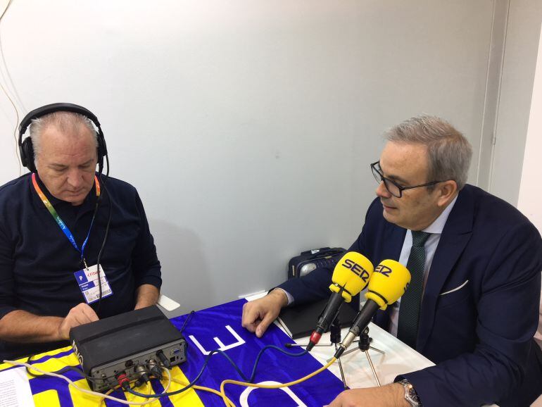 Vicent Torres, en el estudio móvil de Radio Ibiza en Fitur