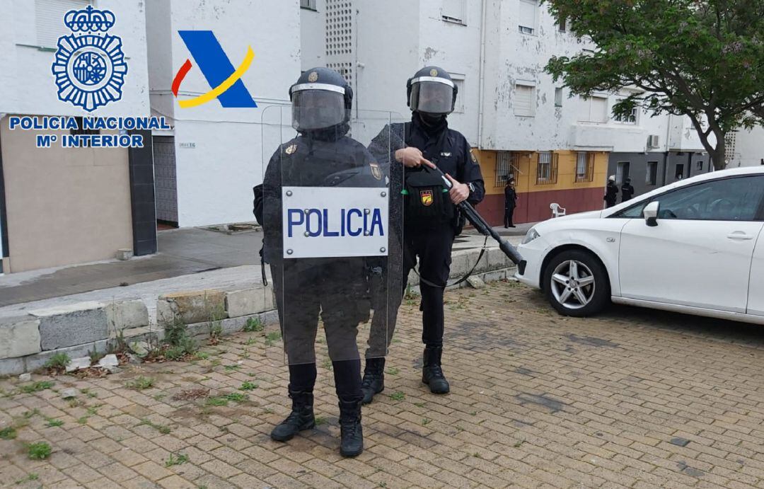 Dos agentes de Policía en Algeciras.