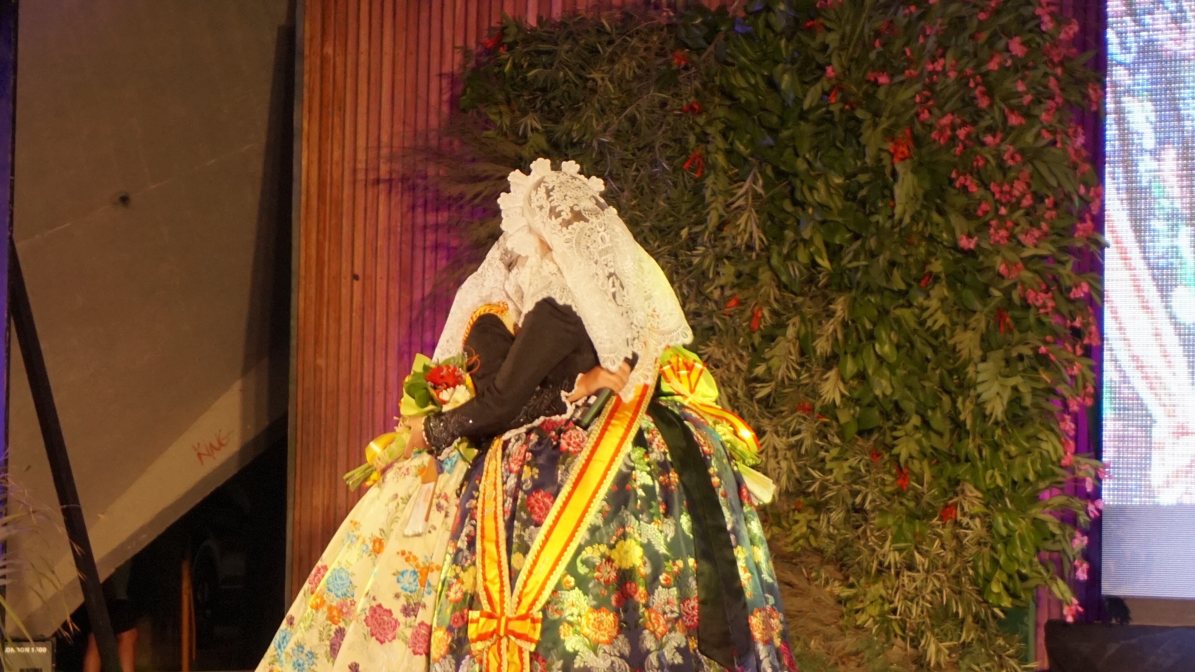 El momento más emotivo del acto: cuando las Falleras Mayores 2019 y sus Damas de Honor han despedido su larga y pausada travesía por las fiestas del fuego eldenses