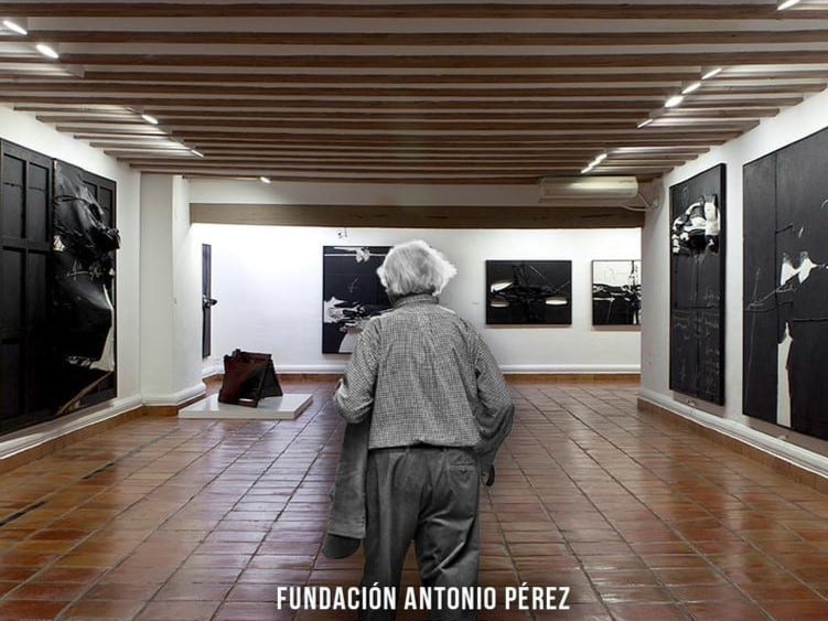 Antonio Pérez retratado en las salas del Centro de Arte Contemporáneo de Cuenca de la Fundación que lleva su nombre.