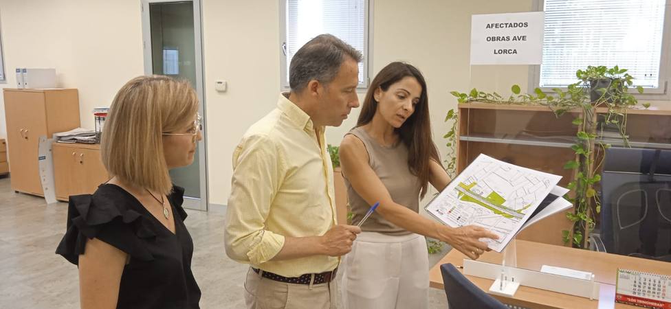 Fulgencio Gil, alcalde de Lorca, Rosa Medina, edil de Fomento y una técnica de Urbanismo