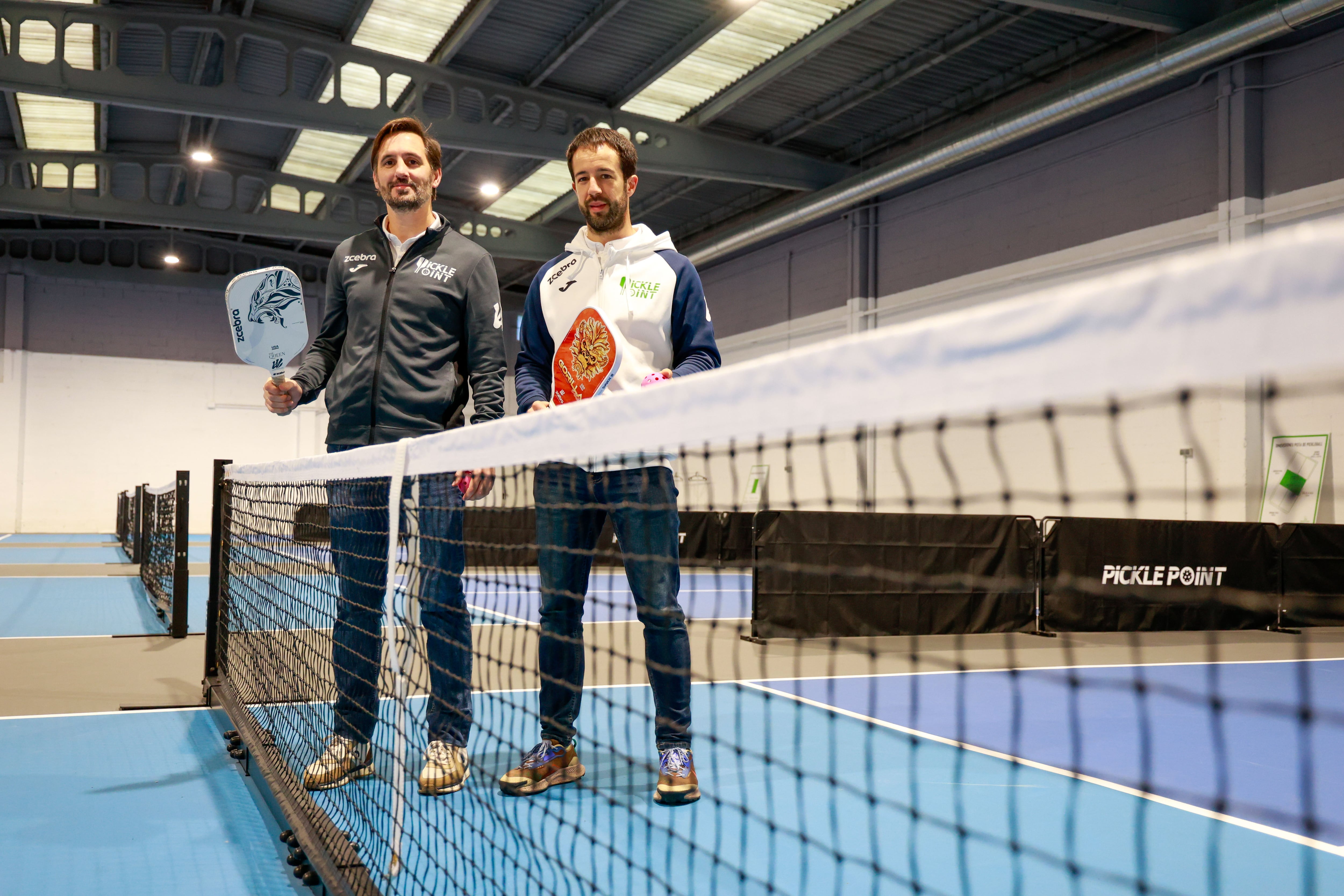 FERROL, 21/12/2024.- Asís Garrido y Jaime Alcalá posan en el centro cubierto de pickleball en pleno polígono de A Gándara (foto: Kiko Delgado / EFE)