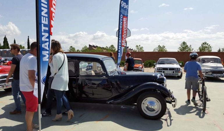 La concentración de coches históricos reune a muchos aficionados cada año 