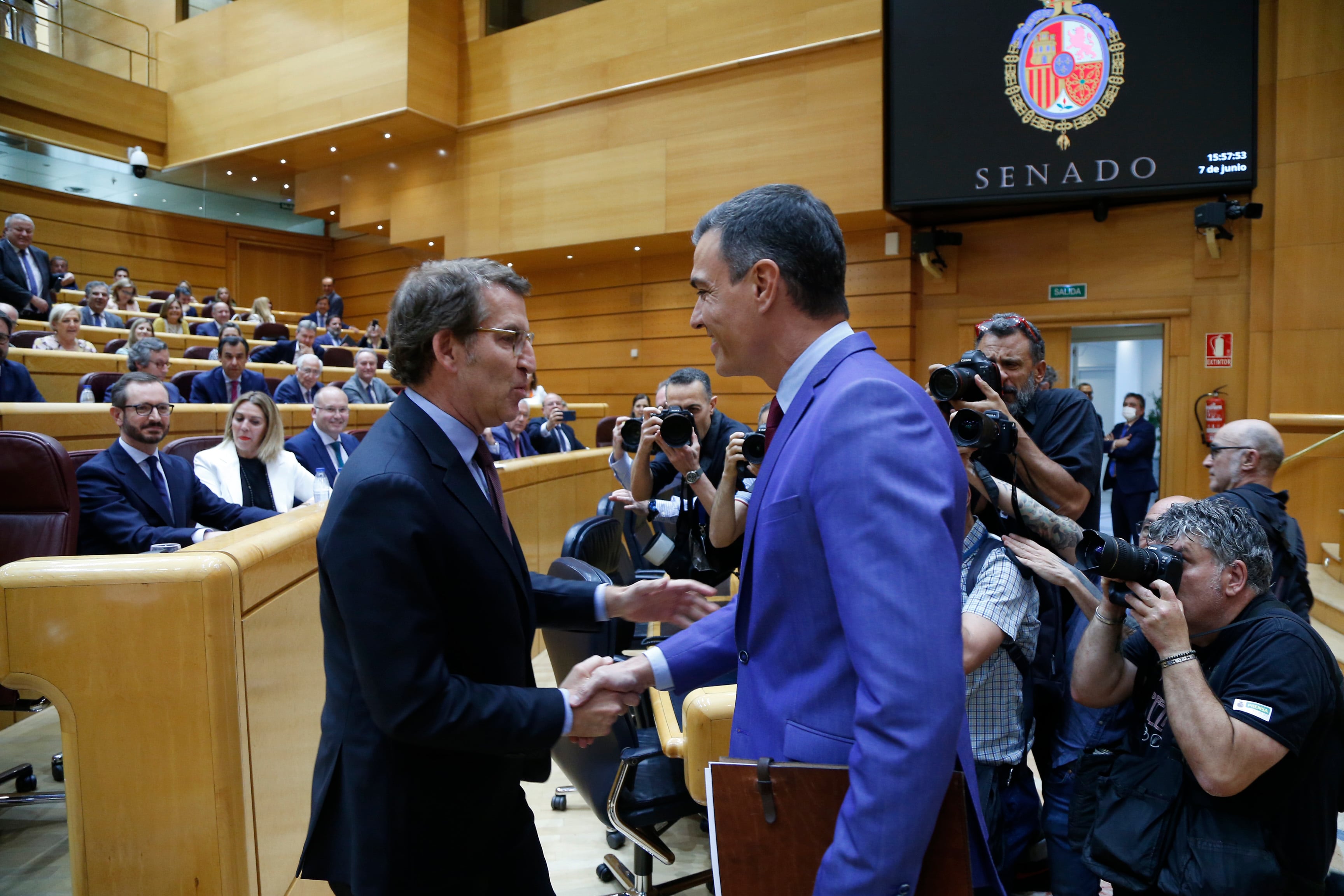 El presidente del gobierno Pedro Sánchez, y el líder del PP Alberto Núñez Feijóo, durante la sesión de control este martes en la Cámara Alta en Madrid.