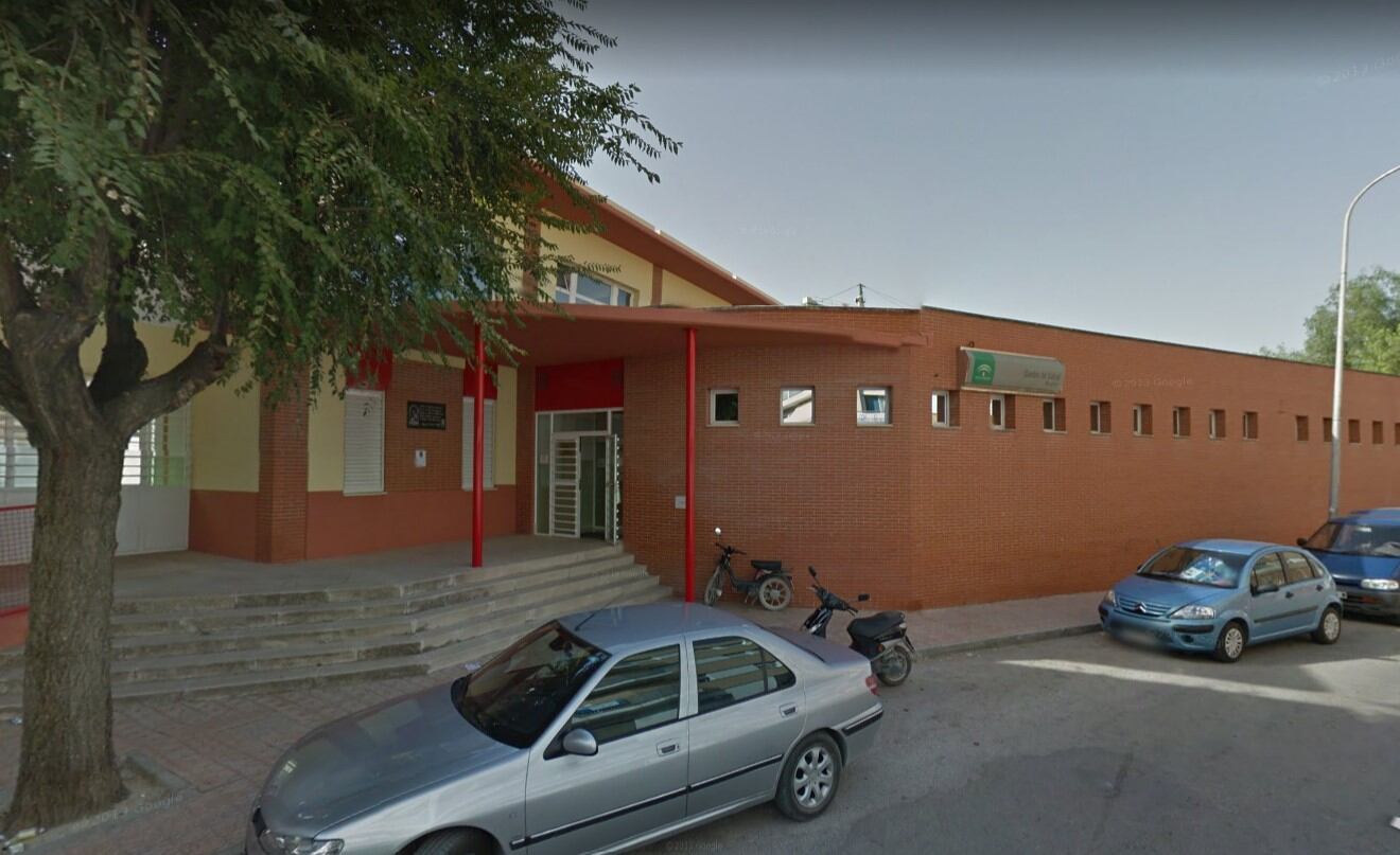 Fachada del Centro de Salud de la localidad jiennense de Mengíbar en un día soleado