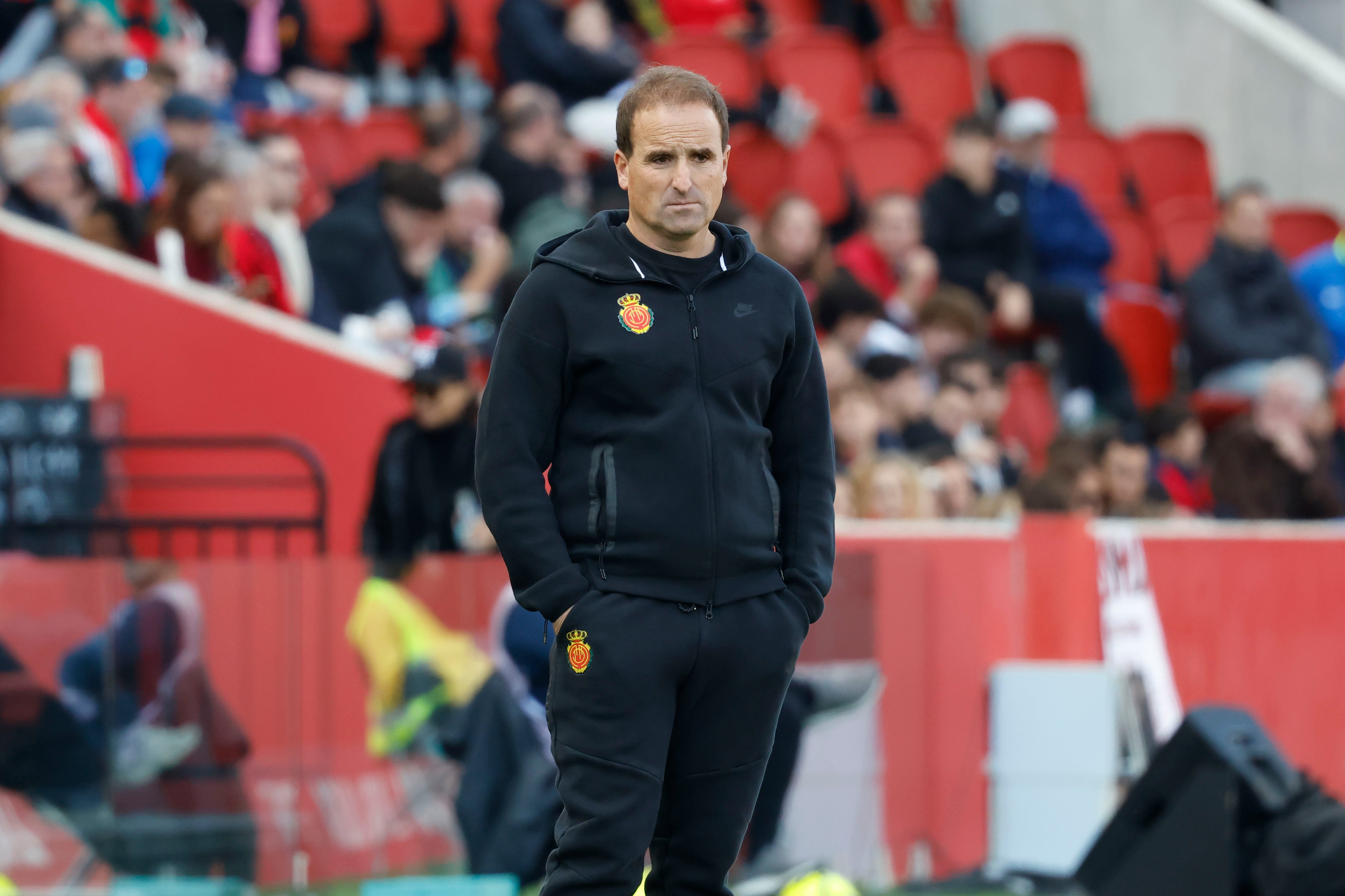 PALMA DE MALLORCA, 29/11/2025.- El entrenador del RCD Mallorca, Jagoba Arrasate, durante el partido liguero entre el RCD Mallorca y el Osasuna celebrado en el estadio Son Moix, Palma de Mallorca, este sábado. EFE/ Cati Cladera
