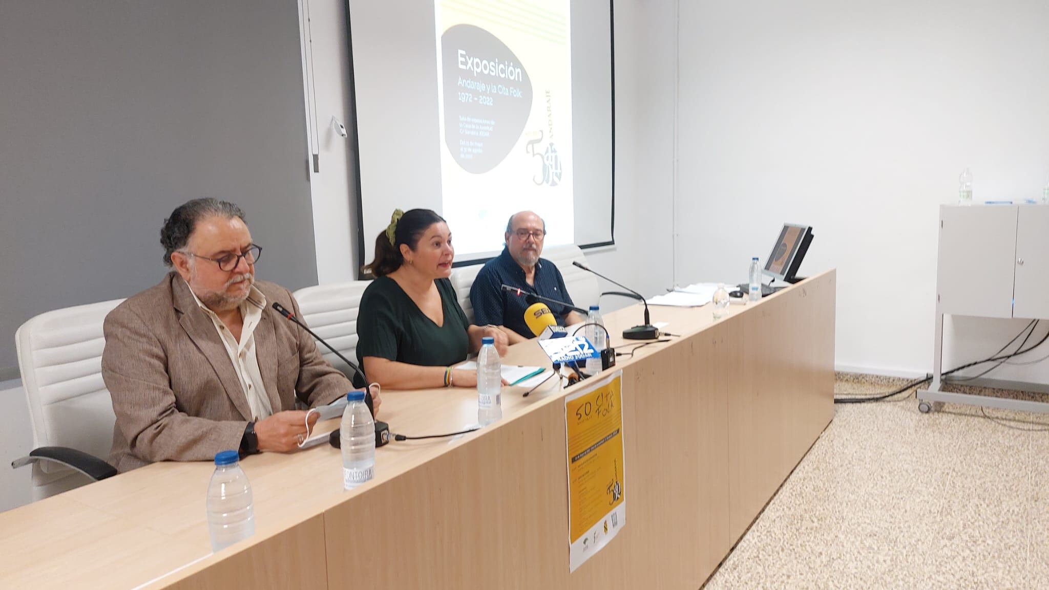 Presentación-Inauguración de la Exposición por la alcaldesa, Mª Teresa García, en el centro, acompañada por Jesús Barroso y Pepe Nieto