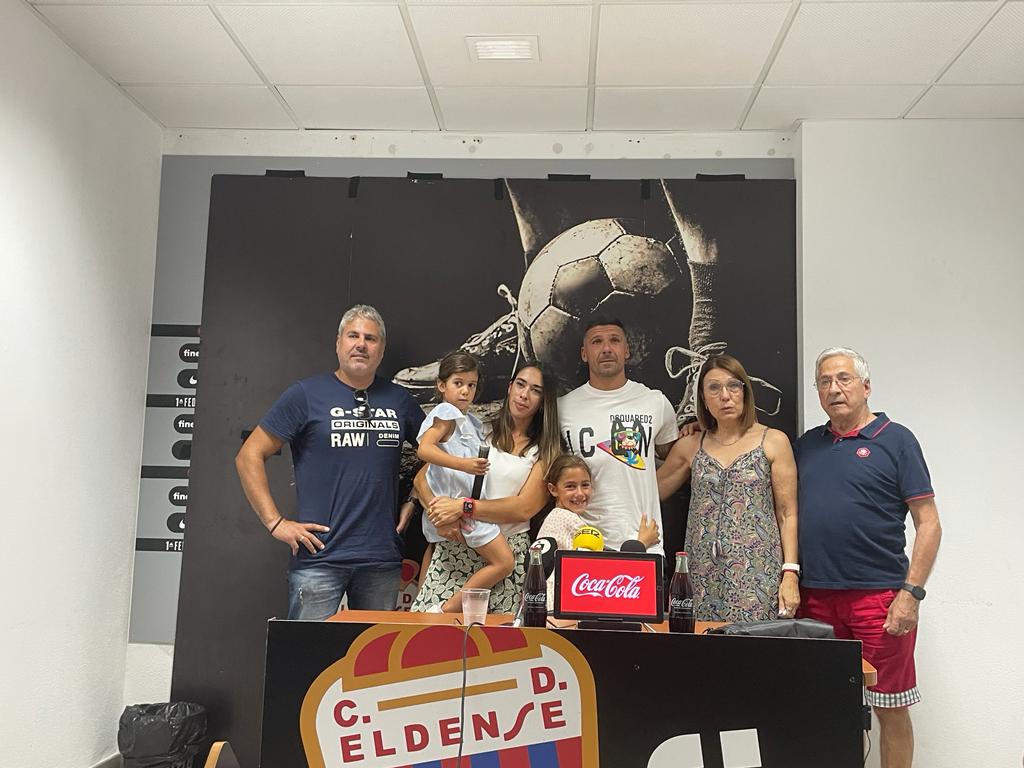 Iván Forte, junto a su familia, en su despedida del Club Deportivo Eldense