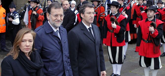 Rajoy, junto a su mujer y Núñez Feijóo, antes del funeral en honor a Manuel Fraga en la catedral de Santiago