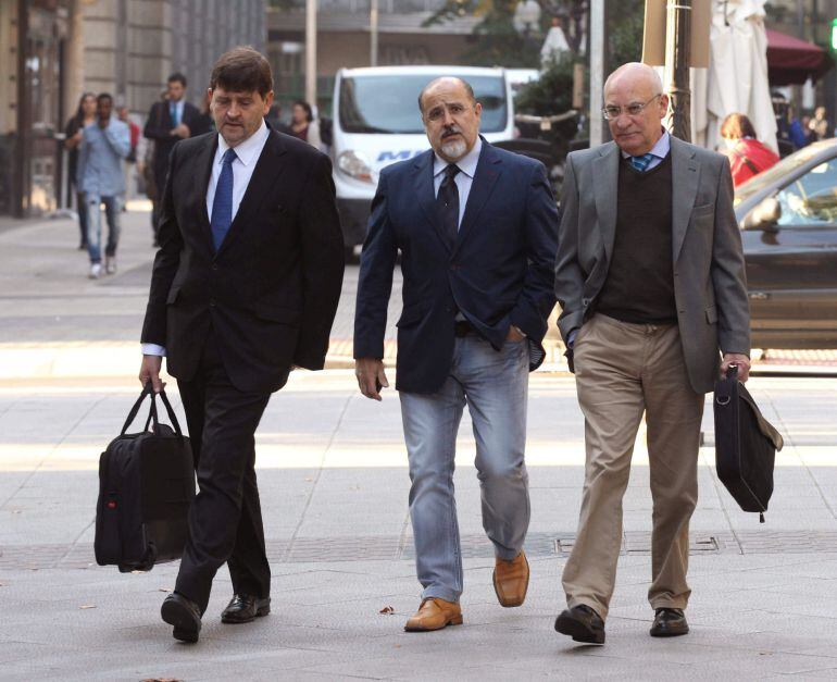 GRA041. BILBAO, 30/09/2015.- El parlamentario autonómico y anterior secretario general del PSE-EE de Álava, Txarli Prieto (c), junto al secretario de Organización provincial del partido, Víctor García Hidalgo (d), acompañado de su abogado se dirigen al Tribunal Superior de Justicia del País Vasco donde les ha citado a declarar como imputados. EFE/LUIS TEJIDO