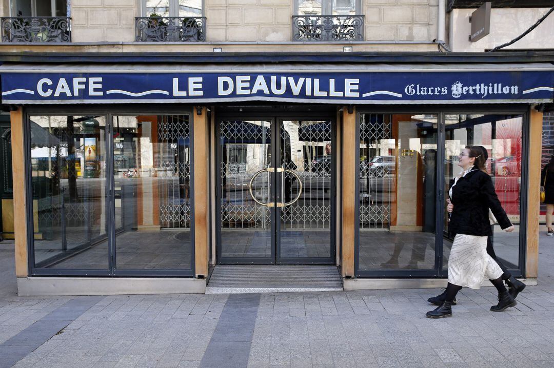 Un comercio cerrado en París debido al coronavirus.