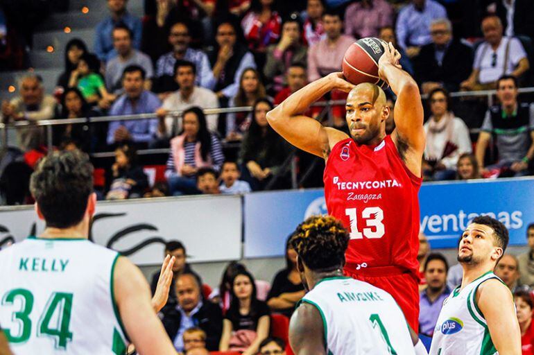 Gary Neal captura un balón frente a los jugadores del Bétis