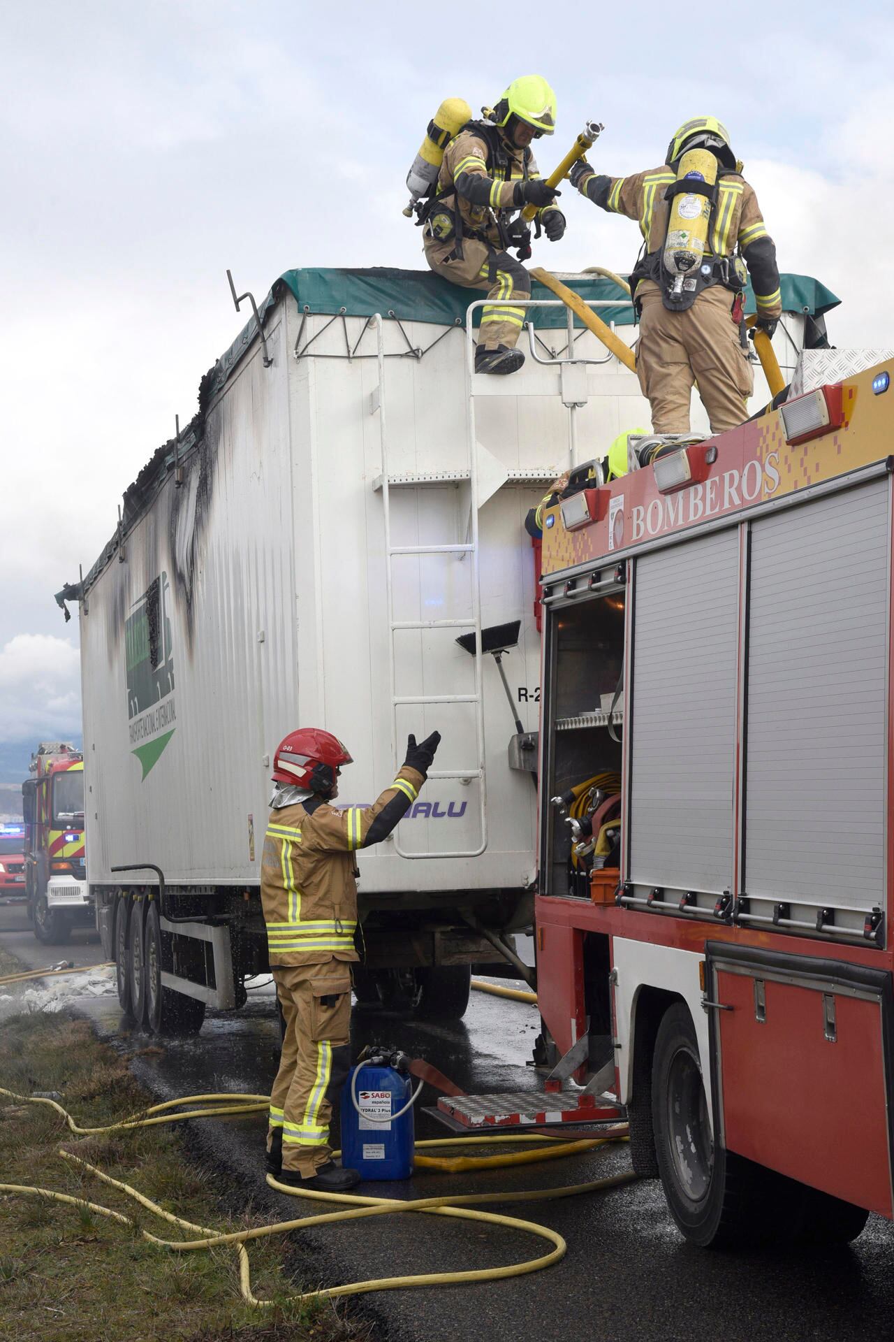 HUESCA, 05/01/2024.- Los bomberos de Huesca han acudido este viernes junto a la Guardia Civil a sofocar un incendio de la carga de un camión en la autovía A-23 entre Huesca y Zaragoza, lo que ha provocando pequeñas retenciones. El conductor del camión ha resultado ileso. EFE/Javier Blasco