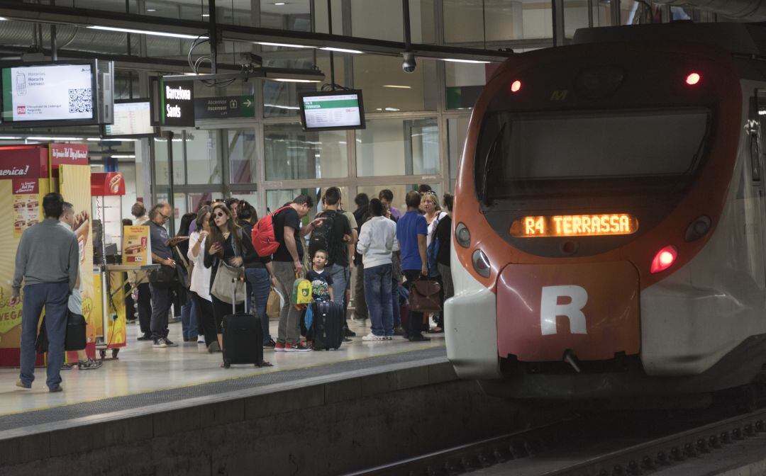 Imatge d'arxiu d'un tren de rodalies de la R4 a l'estació de Sants de Barcelona