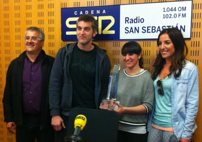Fernando Díez, presidente; Imanol Alvarez, el entrenador; y las jugadoras Esther Arrojeria y la internacional Eli Pinedo posan en la SER con la Copa de campeonas de Liga