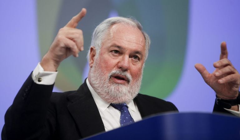 El comisario europeo de Acción por el Clima y Energía, Miguel Arias Cañete, durante una rueda de prensa