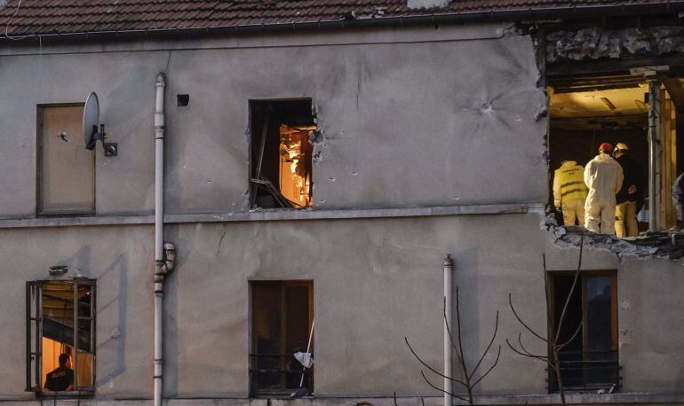 Miembros de la policía inspeccionan el edificio del número de la calle del Corbillon en Saint-Denis en París, Francia, tras la redada antiterrorista.