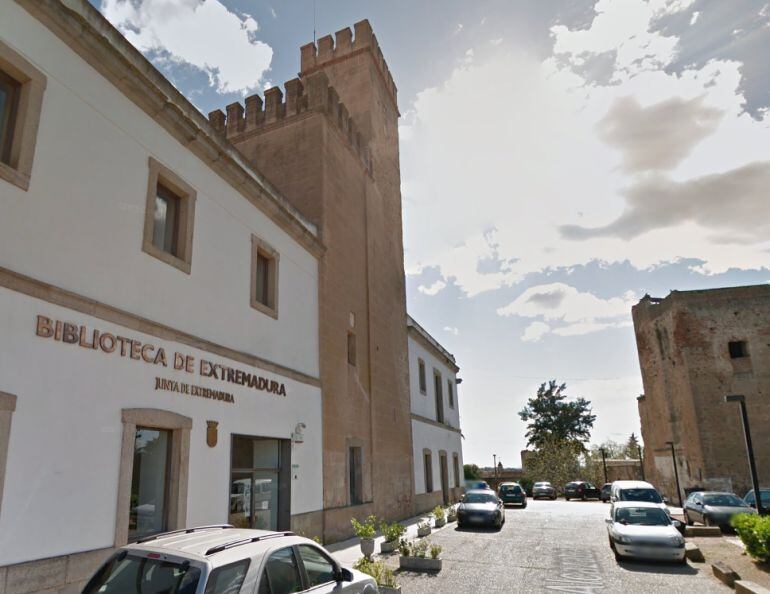 Fachada del edificio que acoge la Biblioteca de Extremadura, en la Alcazaba de Badajoz.