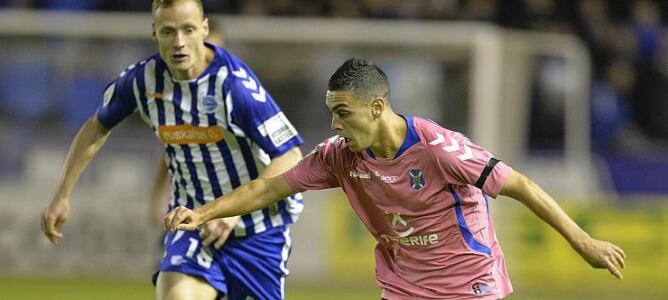 Jarosik disputa un balón con un jugador del Tenerife