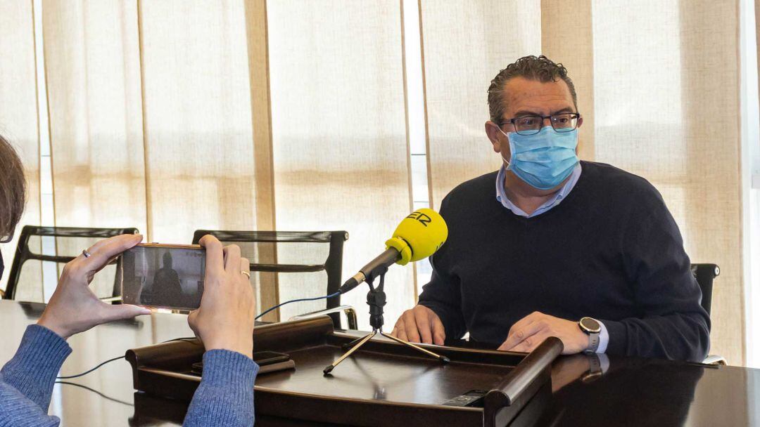 El alcalde, Toni Pérez, durante el anuncio del bono-consumo