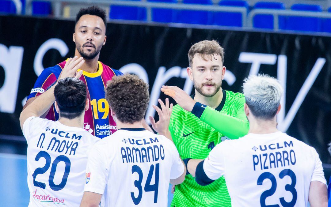 Los jugadores se saludan al empezar el partido