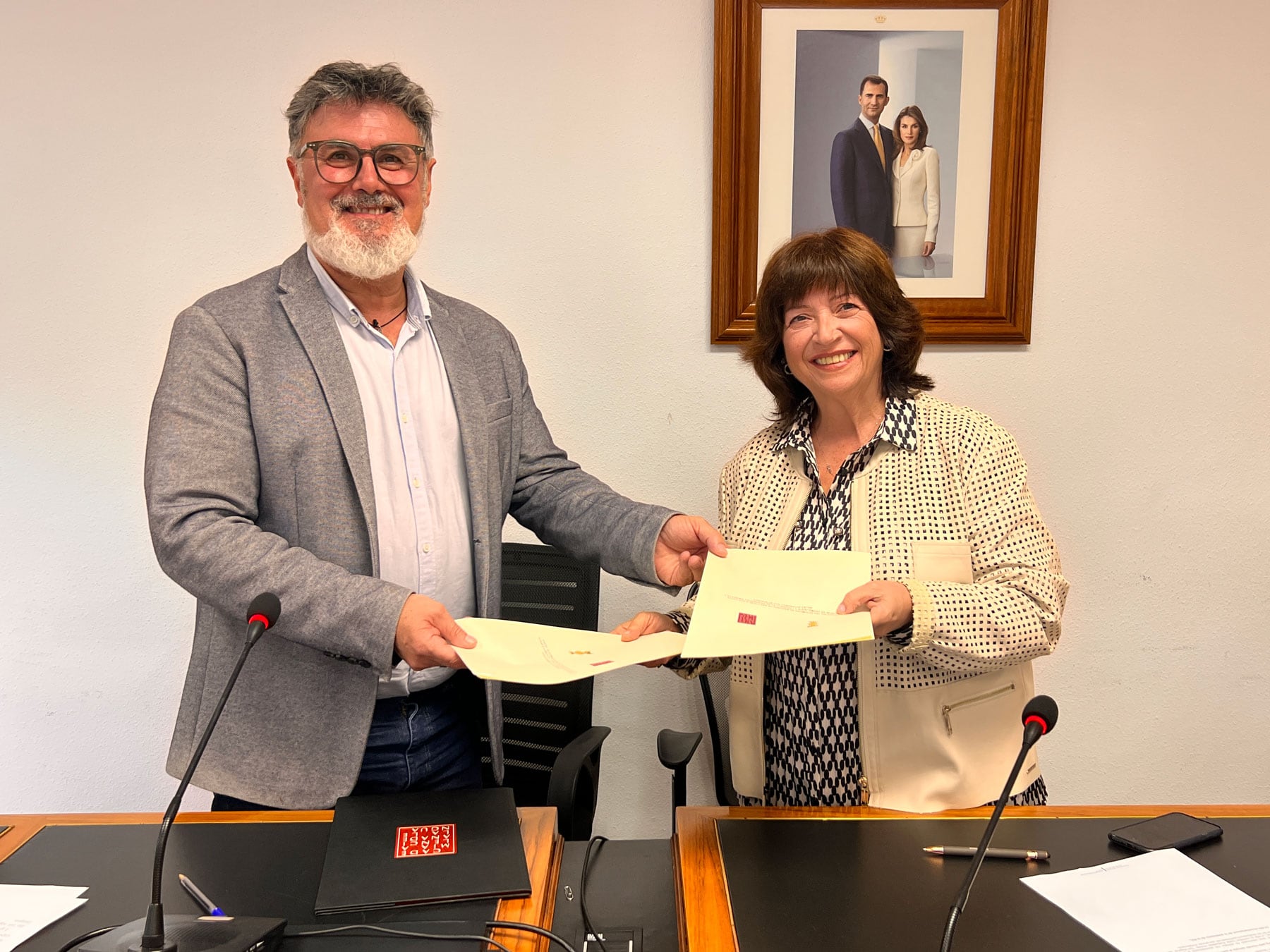 Vicent Molina, alcalde de Muro, i Verònica Cantó, presidenta de l'AVL, en el saló de plenaris de l'Ajuntament de Muro