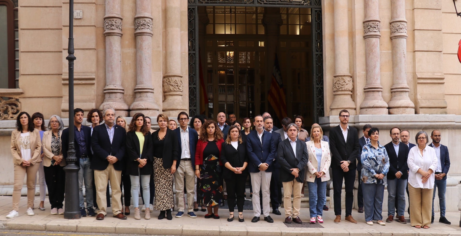 Diputados y portavoces, frente al Parlament. - EUROPA PRESS