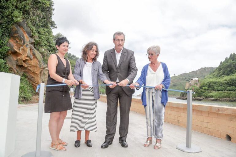 El Diputado General, Markel Olano, antes de cortar la cinta de inauguración 