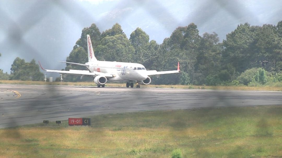 Un avión en las pistas de Peinador