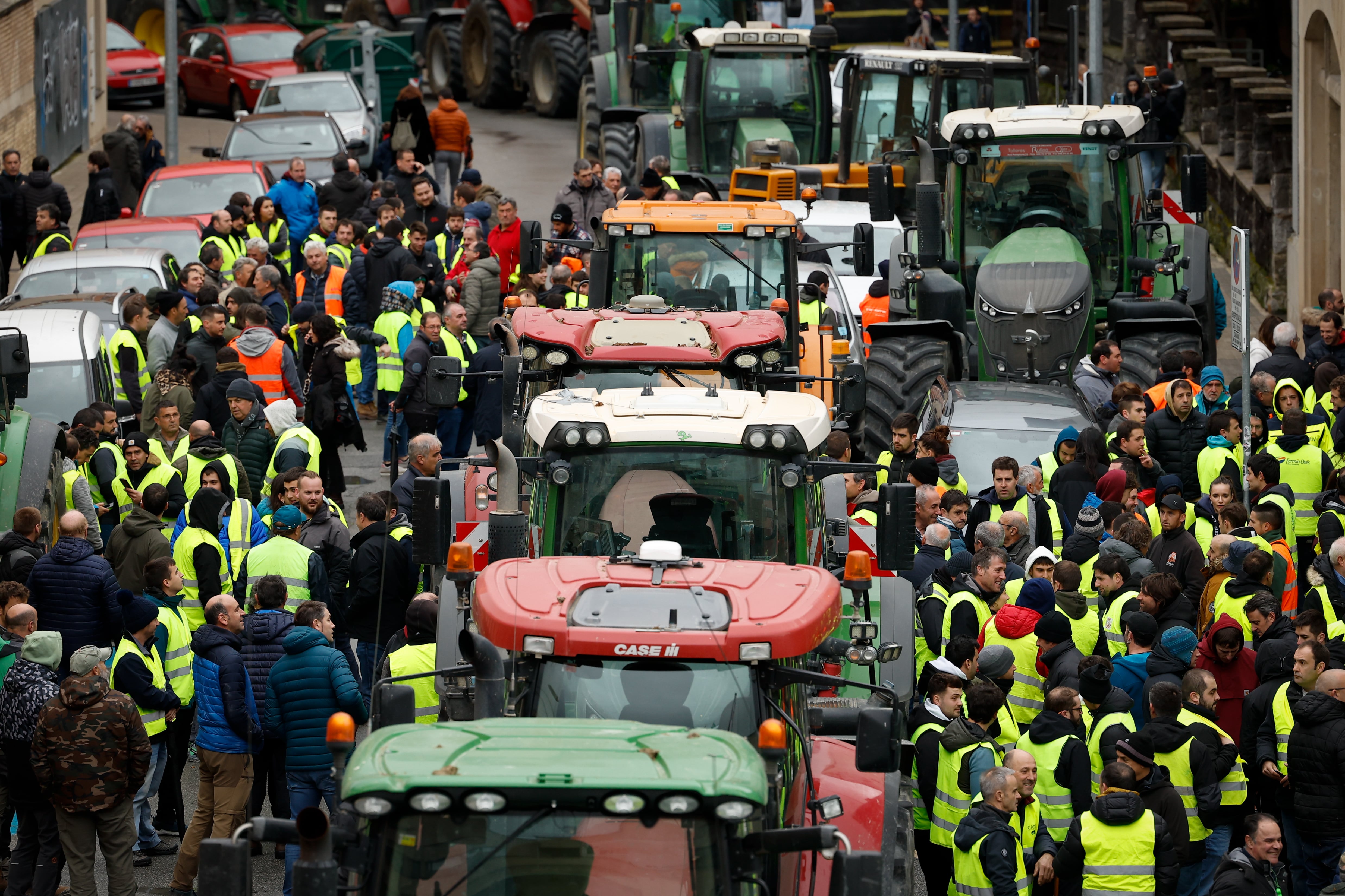 Decenas de tractores han pasado la noche aparcados en el centro de Pamplona