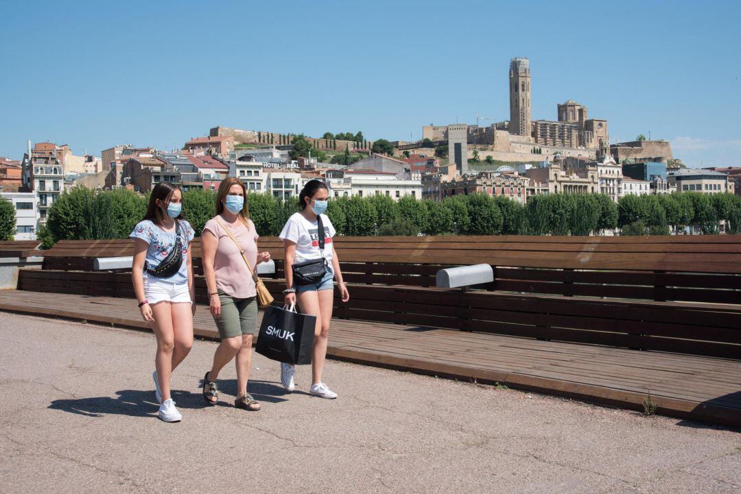 Unas jóvenes pasean por Lleida, ciudad en la que se controla el último rebrote de coronavirus