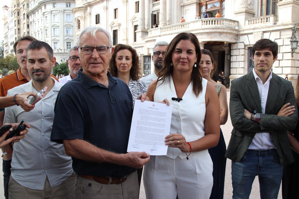 Joan Ribo y Sandra Gómez, junto al resto de concejales de Compromís y PSPV