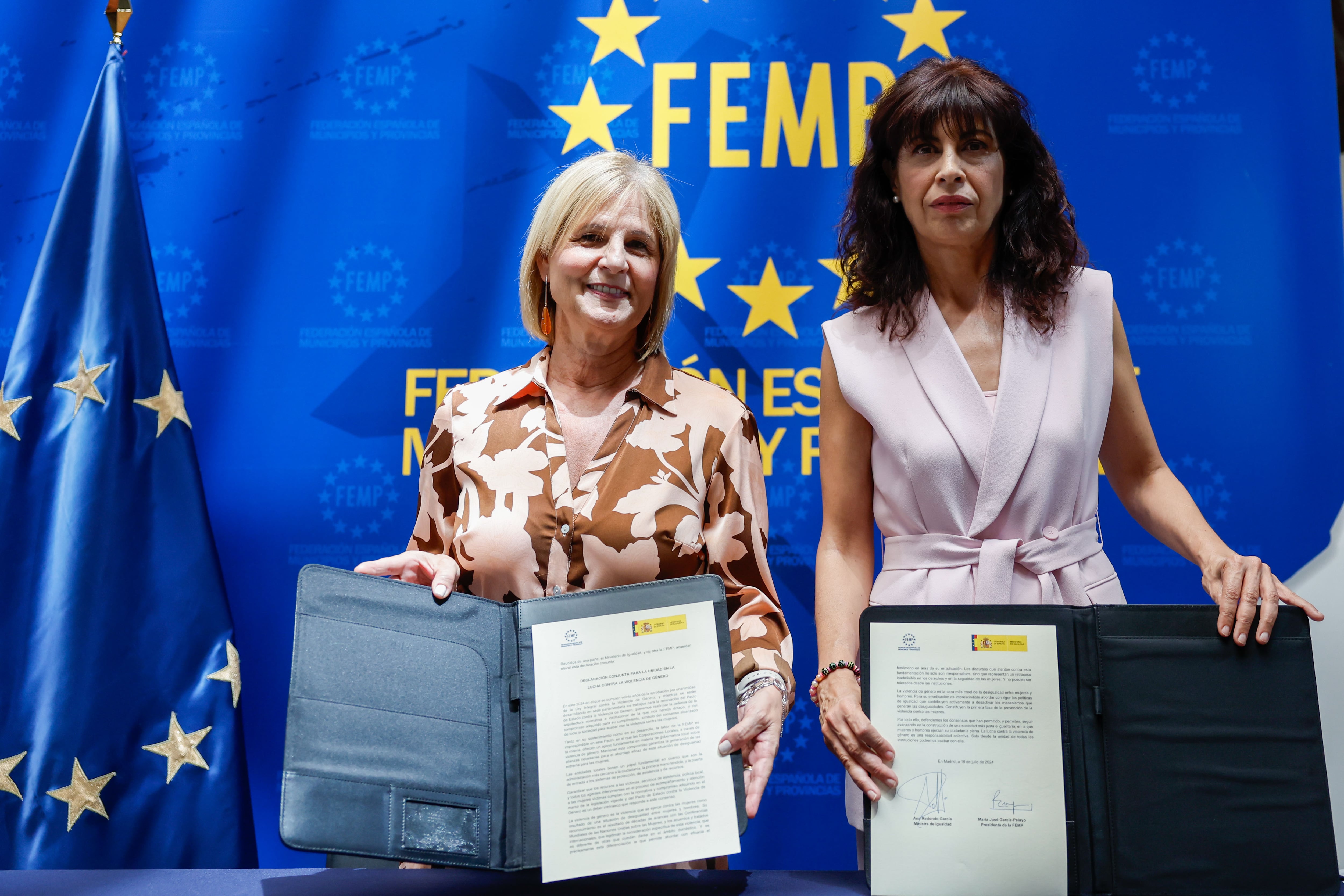 La ministra de Igualdad, Ana Redondo (d), y la presidenta de la Federación Española de Municipios y Provincias (FEMP), María José García-Pelayo (i), tras la firma de una declaración conjunta para la unidad en la lucha contra la violencia de género